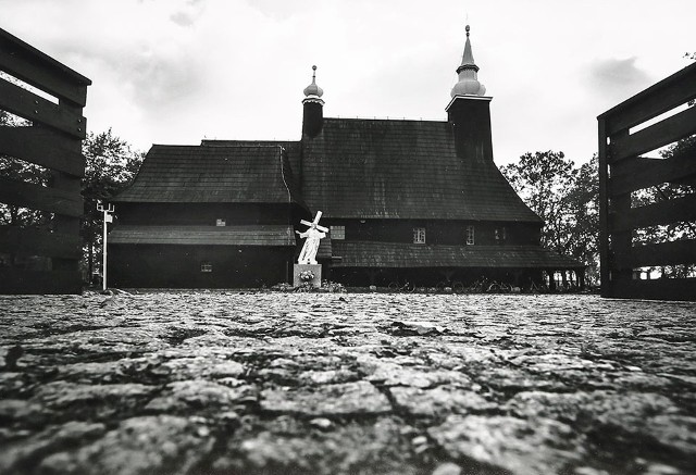 W jubileuszowym XX Oleskim Konkursie Fotograficznym wzięło udział 48 amatorów obiektywu. Zdjęcia oceniało jury w składzie: Dorota Radlak, Stanisław Pokorski, Sabrina  Abtouche, Beata Biniek i Maria Orman.Jak zwykle były trzy kategorie tematyczne.W tym roku były to:I - Kościół św. Anny w Oleśnie,II - Pejzaż,III - Ty i ja.Współorganizator konkursu oleski fotografik Mirosław Dedyk przyznał Grand Prix, które otrzymała Martyna Gaida z Rzędowic.