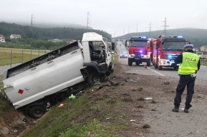 Wypadek na obwodnicy Kielc w Szewcach. Dwie ciężarówki roztrzaskane po zderzeniu 