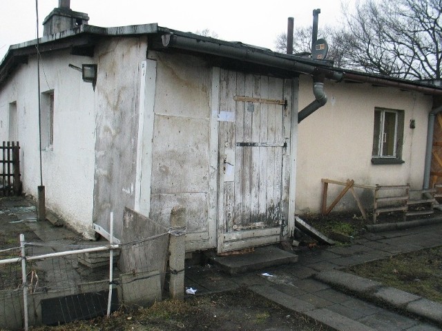 Ta para mieszkała w baraku przy ul. Krochmalnej. Często tu zaglądała policja, bo było picie, bicie i awantury. Teraz drzwi są zaklejone.