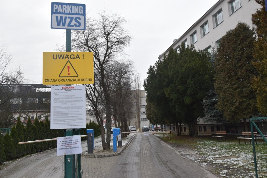 Zmiany na parkingu przy WZS w Rzeszowie wywołały chaos. Kierowcy stoją w korkach do wyjazdu [FOTO]