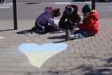 Spotkanie integracyjne dla dzieci z Ukrainy i Polski. Namalowały symbole pokoju i fali obu narodów