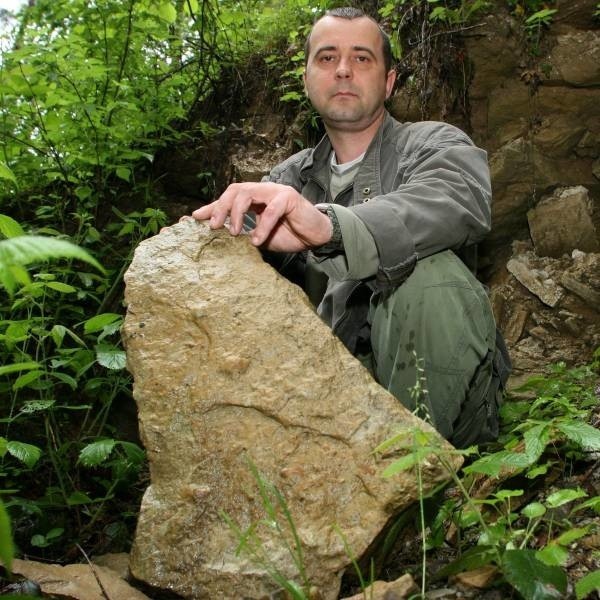 Niemal każdy z tych kamieni ma trop lub odcisk tropu dinozaura. Dlatego chcemy to miejsce chronić - mówi Zbigniew Krakowiak.