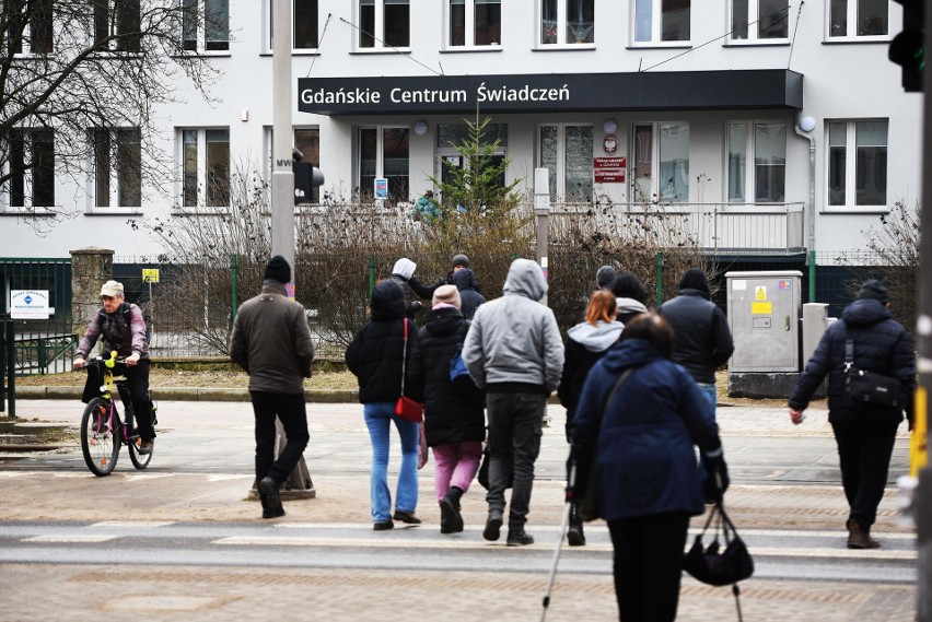 Gdańsk: kilka tysięcy uchodźców z Ukrainy w kolejkach po nadanie numeru PESEL. Ilu z nich złoży wniosek w ciągu dnia?