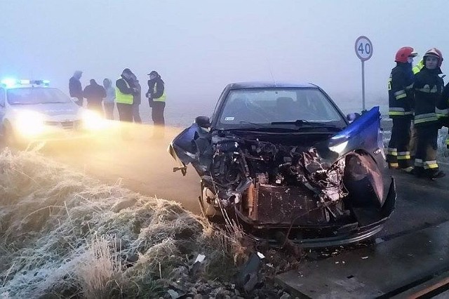 W Chmielowicach kierowca osobowego peugeota wjechał pod szynobus.