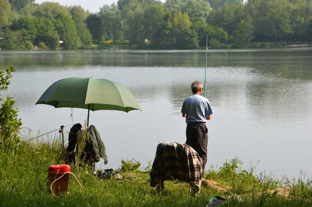 Zastanawiasz się, kiedy najlepiej wybrać się z wędką nad wodę? Sprawdź kalendarz brań na październik 2019 r. Z nim masz większe szanse na złowienie taaakiej ryby. Trzeba jednak pamiętać, że na sukcesy nad wodą wpływ ma wiele czynników: m.in. ciśnienie atmosferyczne, kierunek wiatru, temperatura powietrza i wody. Liczą się też umiejętności i doświadczenie wędkarza i oczywiście… szczęście. Zobacz wideo: Łowienie ryb w wykonaniu niedźwiedziWideo: STORYFUL