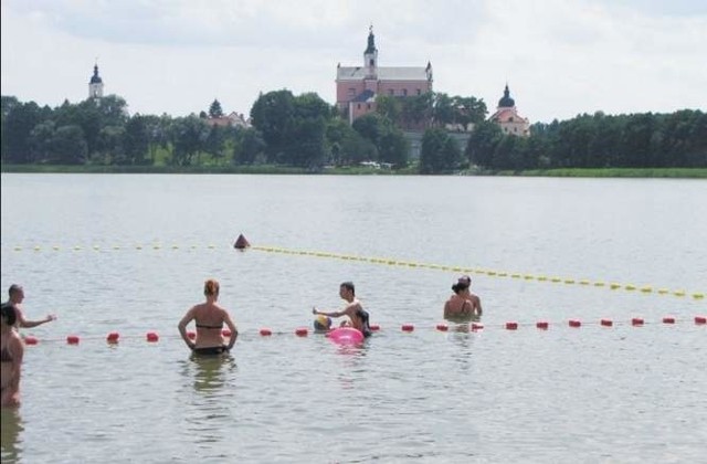 Klasztor nad Wigrami, nazywany "perłą Suwalszczyzny", powstał na przełomie XVII i XVIII w. Jest jednym z najpiękniejszych i najcenniejszych zabytków północno-wschodniej Polski. W 1999 r. dwie noce spędził tu św. Jan Paweł II. 