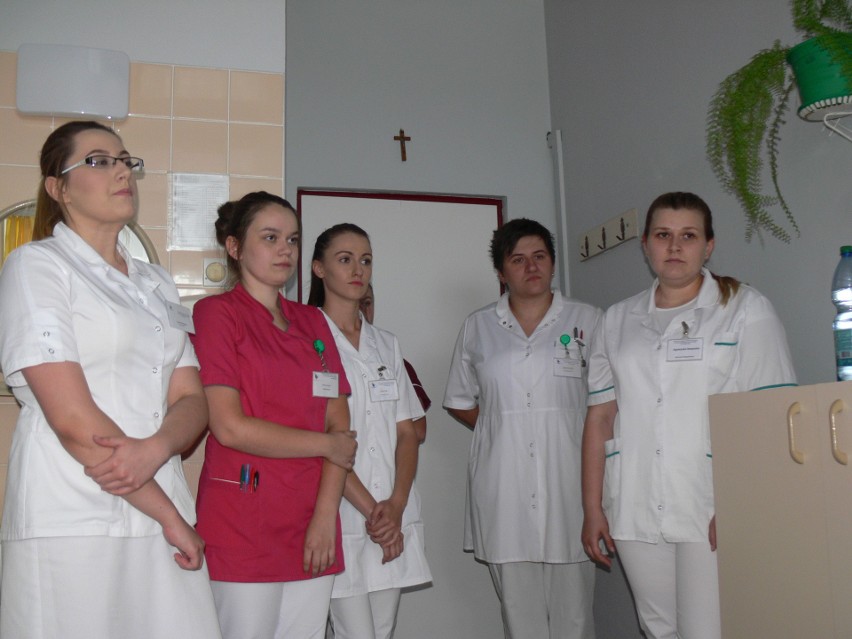 Pierwsi absolwenci pielęgniarstwa na tarnobrzeskiej uczelni podeszli do egzaminu praktycznego  