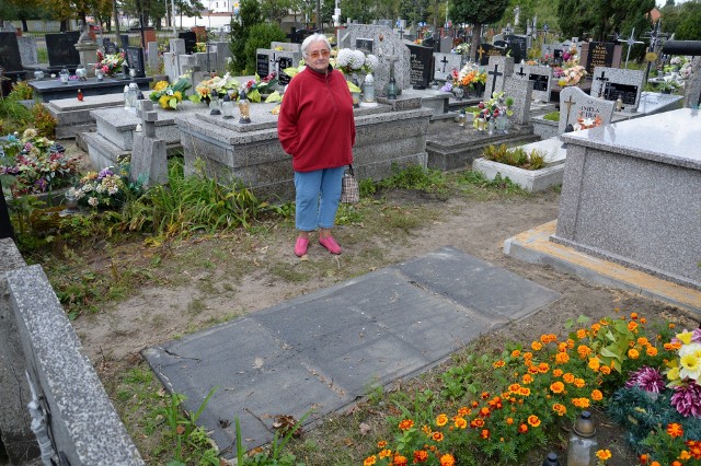 Pani Stanisława przy piwniczce na miejscu grobu jej ciotki, z tyłu za nią grobowiec taki sam, jaki był w miejscu pochówku ciotki, jej córki i syna córki