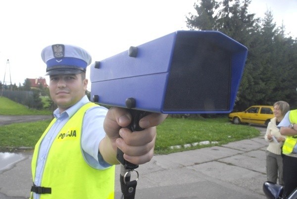 Policjanci skontrolują między innymi prędkość i stan trzeźwości kierowców.