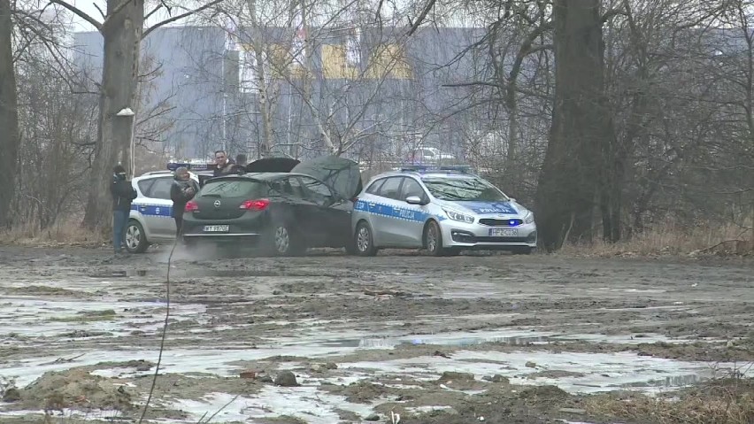 Policjanci postrzelili 63-letnią kobietę! Rzuciła się na funkcjonariuszy z nożem i szpadlem [FILM]