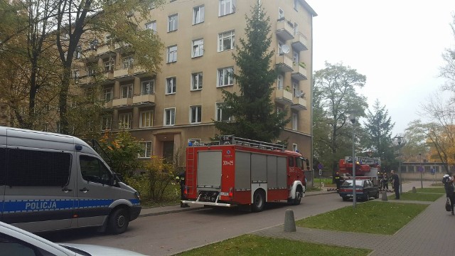 Straż pożarna została wezwana na ulicę Szpitalną w Białymstoku. Na budynku widać było ogień.