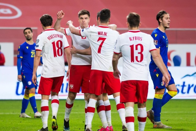 Mecz Anglia - Polska. Koronawirus w kadrze i kontuzja Roberta Lewandowskiego sprawiają, że skład na wyjazdowy mecz z Anglią (środa, godz. 20:45) będzie mocno eksperymentalny. Jakby nie brakowało testów w dwóch poprzednich jedenastkach ułożonych przez Paulo Sousę. Na kogo postawi portugalski selekcjoner na Wembley?WAŻNE! Do kolejnych piłkarzy przejdziesz za pomocą strzałek lub gestów na Twoim telefonie.