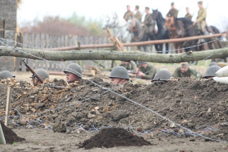 Żołnierze chowali się w przygotowanych wykopach.