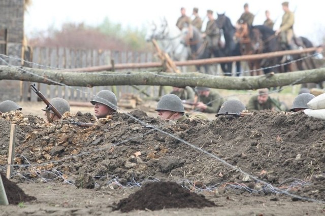 Żołnierze chowali się w przygotowanych wykopach.