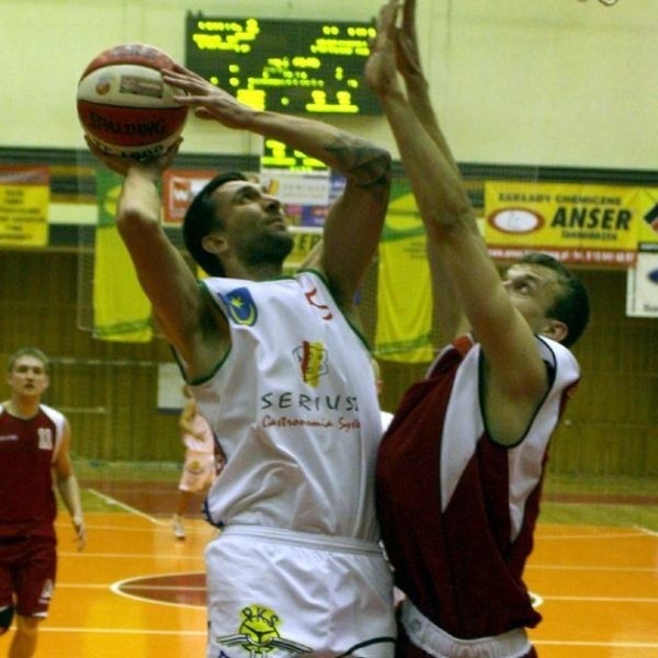 Koszykarze Siarki Tarnobrzeg (z piłką Michał Marciniak) odnieśli trzecie zwycięstwo z rzędu, ale grą w meczu z Katowicami nie zachwycili.