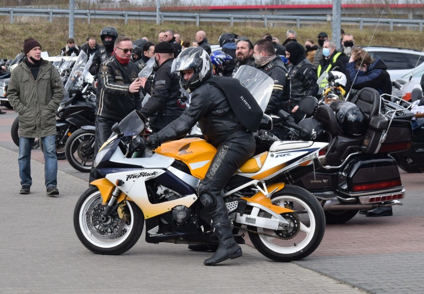 Ostrołęka. Motoświęconka 2021. Święcenie pokarmów na parkingu przy ostrołęckiej farze. 3.04.2021. Zdjęcia 