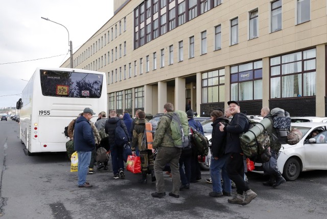 Rosyjscy poborowi przed wejściem do autobusu pod biurem rekrutacyjnym w Sankt Petersburgu