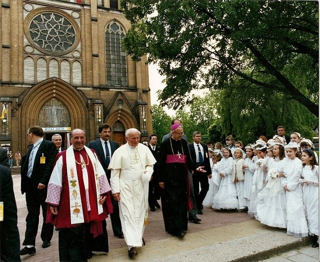 Rok 1991 – 4 czerwca – wizyta Jana Pawła II w Radomiu. W drodze z Wyższego Seminarium Duchownego na lotnisko Ojciec Święty nawiedza konkatedrę i święci tablicę pamiątkową ku czci sługi Bożego bpa Piotra Gołębiowskiego.Zobaczcie zdjęcia na kolejnych slajdach. Pochodzą one nawet z roku 1899.