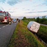 Groźny wypadek w Drwalewie w gminie Chynów. Bus wypadł do rowu, 30-latek trafił do szpitala