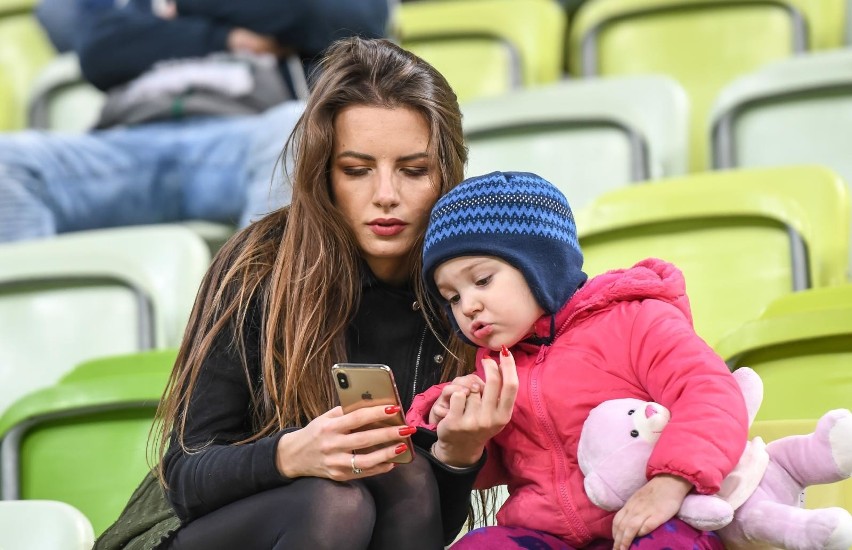 Piłkarze Lechii Gdańsk mają urocze fanki. One też ściskają kciuki za biało-zielonych i czekają na powrót na stadiony [GALERIA]