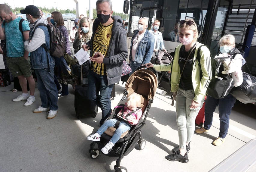 Pierwsi podróżni z Wielkiej Brytanii wylądowali na lotnisku w Łodzi. Loty wznowił Ryanair