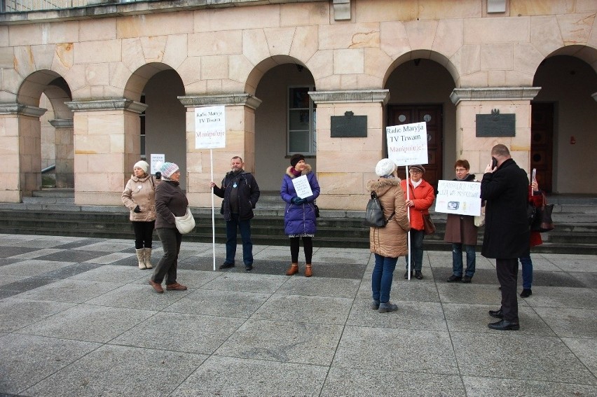   KOD protestował w Kielcach przeciw mediom ojca Rydzyka