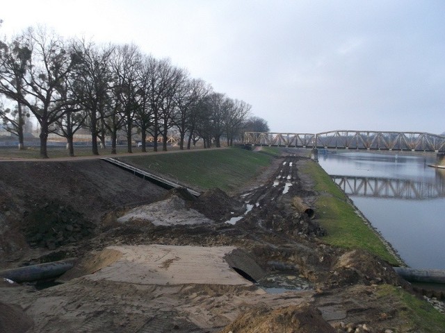 Miejsce, w którym powstanie ścieżka rowerowa pod mostami Warszawskimi
