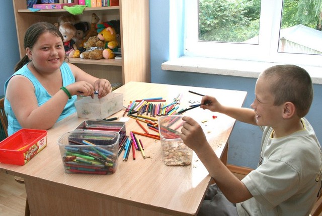 Kasia i Czarek sortowali plastyczne przybory.