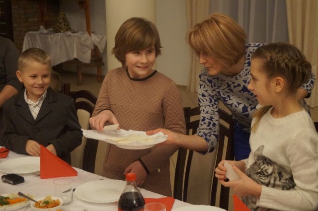 Co roku w spotkaniu biorą udział rodziny zastępcze z całego powiatu makowskiego. Dzieci odwiedził Mikołaj, a dorośli chętnie spędzili czas przy wspólnym stole.