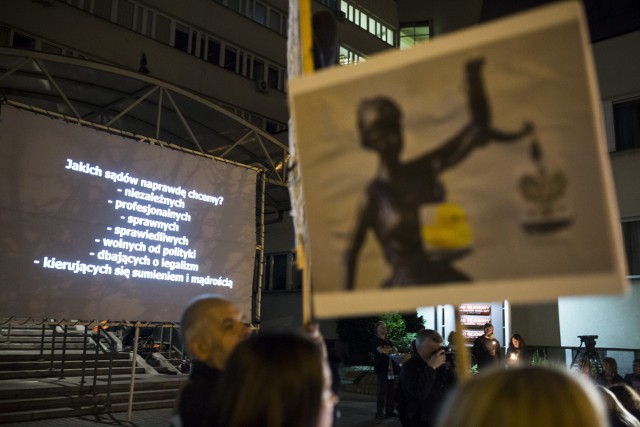 Protestujący pojawili się pod sądami ze świeczkami i zniczami