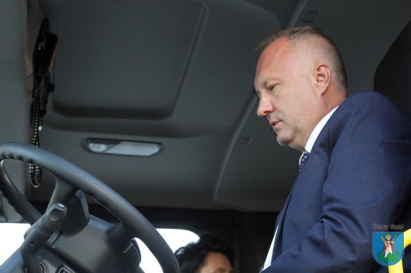 Nowy Sącz. OSP Biegonice ma nowy wóz. W symbolicznym przekazaniu uczestniczył prezydent Ludomir Handzel [ZDJĘCIA]
