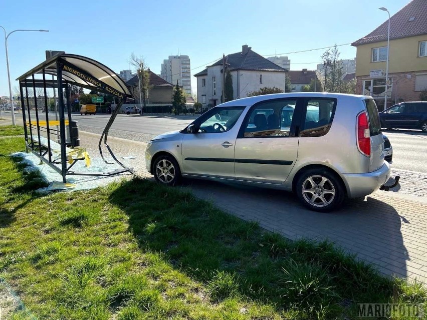 Kolizja w Opolu. Skoda uderzyła w przystankową wiatę.