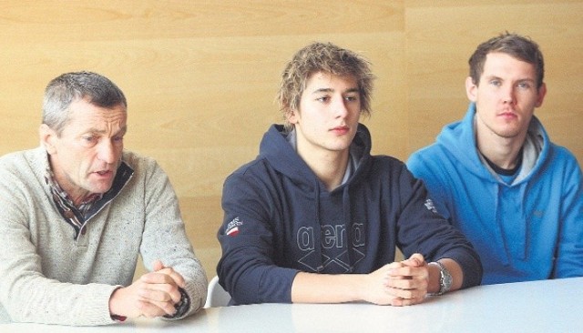 Od lewej: trener Jerzy Troszczyński oraz pływacy: Filip Zaborowski i Mateusz Sawrymowicz.