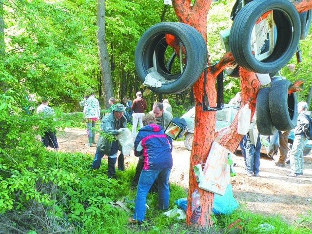 W tegorocznej akcji sprzątania lasu wzięło udział około 50 osób