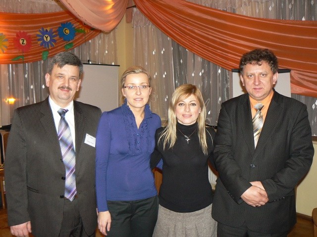 Podczas spotkania w Daleszycach stoją od lewej: Tomasz Pleban, dyrektor Szkoły Podstawowej, Magdalena Baćkowska, Xanthie Chouliara i burmistrz Daleszyc Wojciech Furmanek 