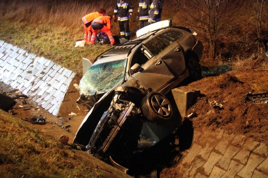 Dramatyczny wypadek na drodze krajowej numer 73 między Dąbrową a Wiśniówką koło Kielc! BMW wypadło z trasy. Kierowca nie żyje!