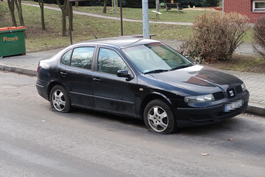 Znów ktoś niszczy samochody w Rzeszowie. Tym razem poprzecinano opony [ZDJĘCIA INTERNAUTY]