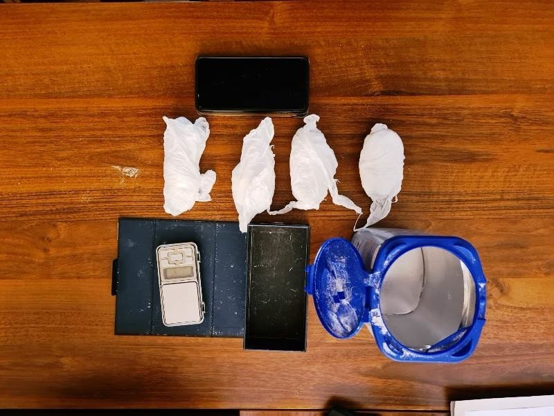 Policjanci zatrzymali mężczyznę, który miał w mieszkaniu niemal pół kilograma amfetaminy