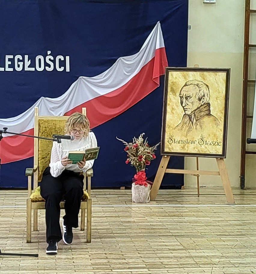 W szkole w Stąporkowie śpiewali i recytowali z okazji 104. rocznicy odzyskania niepodległości. Zobacz zdjęcia