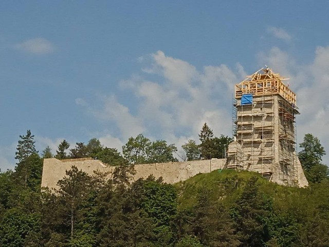 Na zamku w Muszynie prace postępują, trwa montowanie dachu na baszcie