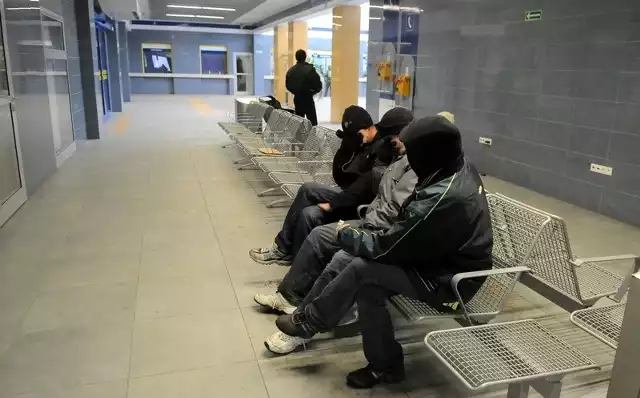 Bezdomnni z poczekalni dworcowej wygonili pasażerów. Ci - jeśli decydują się tu czekać na pociąg - wybierają jak najdalsze siedzenia...