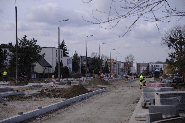 Prace na budowie nowej linii tramwajowej na Jar, ulica Długa