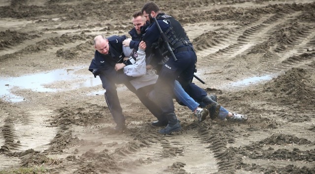 Samochód na skarpie przy rzece, policyjny pościg, bardzo agresywny kierowca i zabezpieczone narkotyki - to szczegóły niedzielnej policyjnej interwencji w Stalowej Woli.Wszystko zaczęło się około godziny 13, kiedy to do policji dotarła informacja o zdarzeniu drogowym w rejonie progu spiętrzającego wodę przy ulicy Spacerowej w Stalowej Woli. Ze zgłoszenia wynikało, że samochód osobowy miał tam wjechać do Sanu. Na miejsce dyżurny skierował policjantów prewencji.