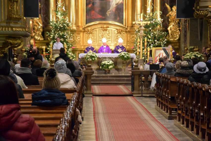 Kieleccy biskupi w Bazylice Katedralnej modlili się za zmarłego papieża seniora Benedykta XVI. Mszy świętej przewodniczył Jan Piotrowski