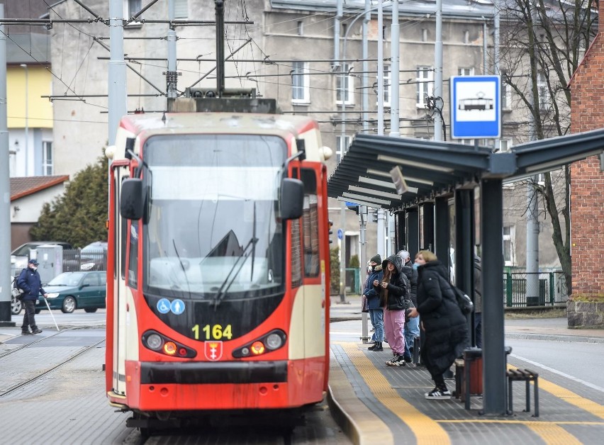 Korekty w powszednich rozkładach jazdy linii tramwajowych:...