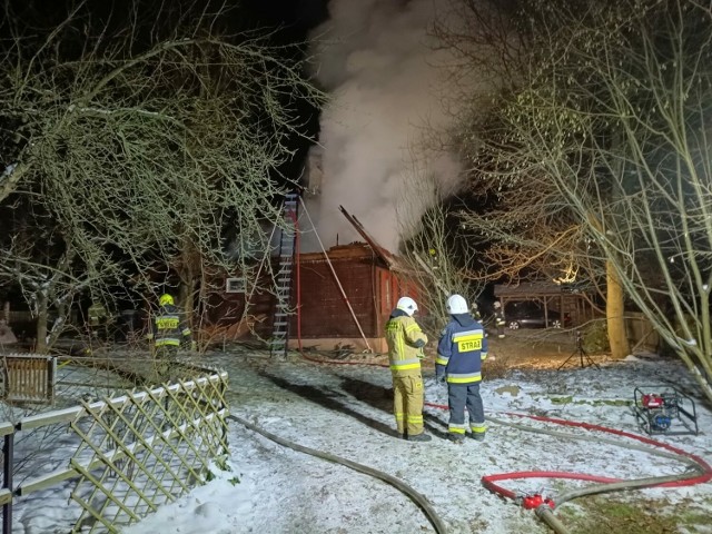 Strażaków wezwano we wtorkową noc, o godzinie 2:27 do pożaru jednego z budynków mieszkalnych w Szarbsku w powiecie piotrkowskim.