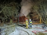 Pożar drewnianego domu w Szarbsku. Jedna osoba została poparzona. ZDJĘCIA