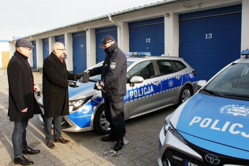 Przasnyska policja dostała nowe radiowozy. 7.01.2022 zostały uroczyście przekazane do użytku. Zdjęcia