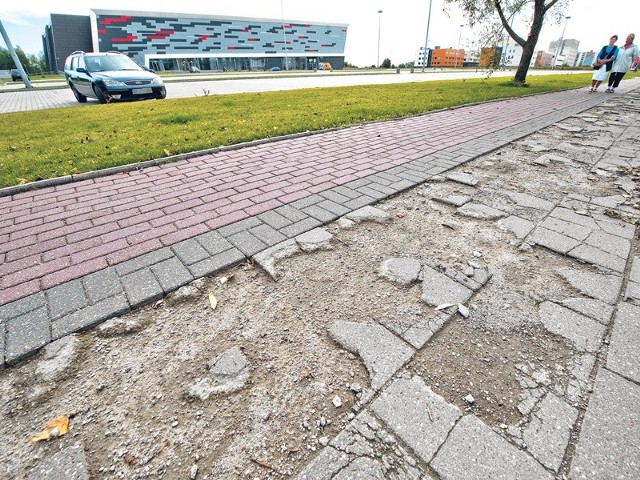 Tak obecnie prezentuje się chodnik na wysokości nowej hali przy ulicy Śniadeckich. W ciągu kilku tygodni mają pojawić się tutaj ekipy remontowe