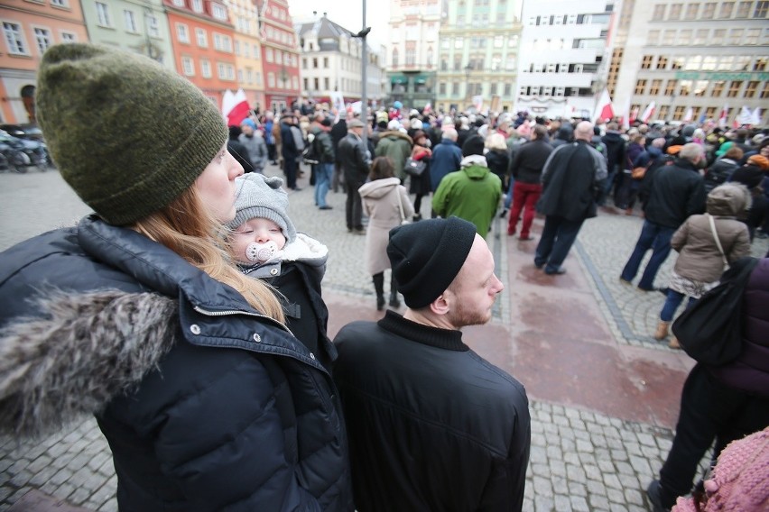 Wrocławianie w obronie demokracji. Ponad 2 tysiące osób na pl. Solnym